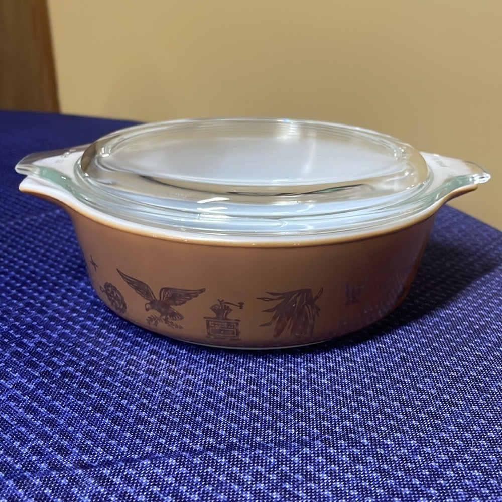 Pyrex Americana Casserole dish with lid Brown & White 1 pint